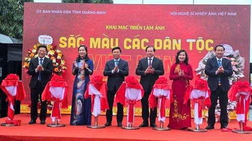 Các đại biểu cắt băng khai mạc Triển lãm ảnh nghệ thuật với chủ đề “Sắc màu các dân tộc Việt Nam”.