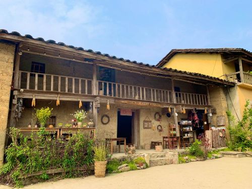  Các homestay tại làng Lô Lô Chải (Hà Giang) nổi bật với kiến trúc nhà trình tường, mái ngói âm dương, mang đậm bản sắc văn hóa dân tộc Lô Lô dưới chân Cột cờ Lũng Cú. (Ảnh: NGỌC BÍCH) 