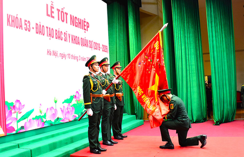 Học viên tốt nghiệp khóa 53 thực hiện nghi thức tuyên thệ dưới Quân kỳ Quyết thắng.