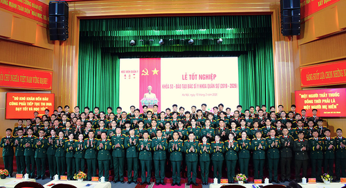 Lãnh đạo Học viện Quân y trao bằng tốt nghiệp và chúc mừng các tân bác sĩ quân y.
