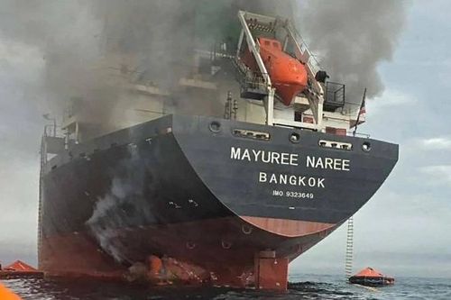 Tàu hàng Mayuree Naree bốc cháy sau khi bị tấn công trên eo biển Hormuz ngày 11-3. Ảnh: Hải quân Thái Lan 