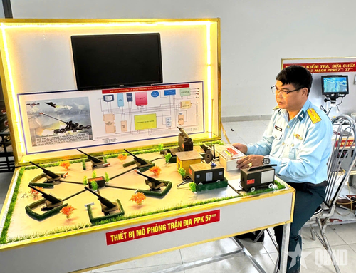  Trung tá QNCN Phạm Khắc Nghĩa, Kỹ thuật viên (Ban Hậu cần-Kỹ thuật) nghiên cứu mô hình thiết bị mô phỏng trận địa pháo 57mm. 