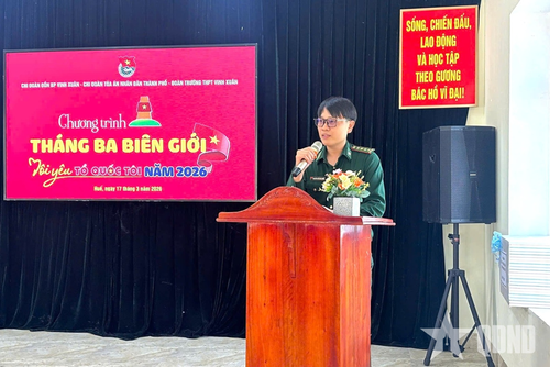  Cán bộ Đồn Biên phòng Vinh Xuân tuyên truyền về Luật Biên phòng Việt Nam tại Chương trình “Tháng Ba biên giới - Tôi yêu Tổ quốc tôi". 