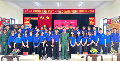 Các đại biểu chụp ảnh chung.