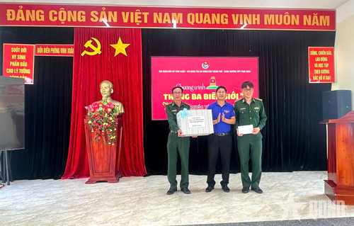 Cán bộ Chi đoàn Tòa án nhân dân TP Huế tặng quà Chi đoàn Đồn Biên phòng Vinh Xuân.