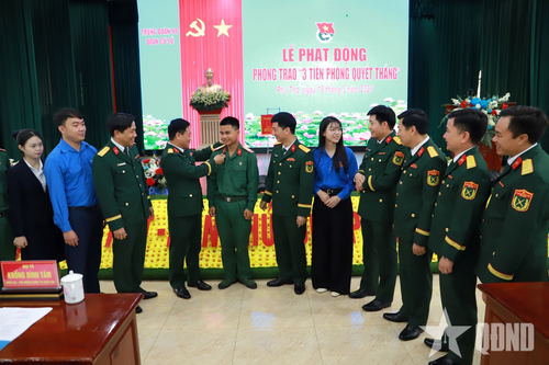 Đại tá Khổng Đình Tám động viên đoàn viên ưu tú.