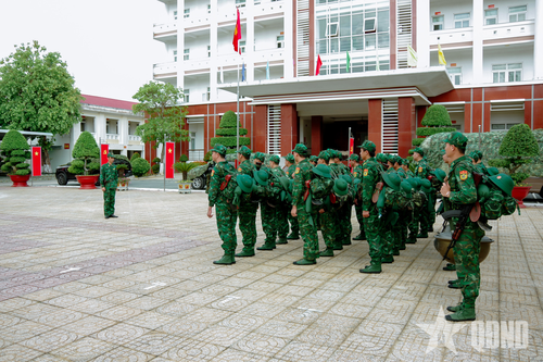  Thượng tá Nguyễn Thanh Đừng, Phó chỉ huy trưởng, Tham mưu trưởng Ban chỉ huy Bộ đội Biên phòng TP Cần Thơ thực hành hạ đạt mệnh lệnh hành quân cơ động 1/3 lực lượng ra khu căn cứ chiến đấu.