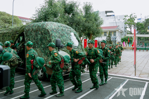  Lực lượng cơ động lên xe ra khu căn cứ chiến đấu.