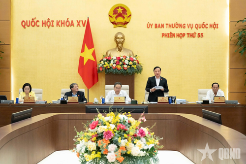 Phó chủ tịch Quốc hội Nguyễn Khắc Định điều hành nội dung phiên họp.