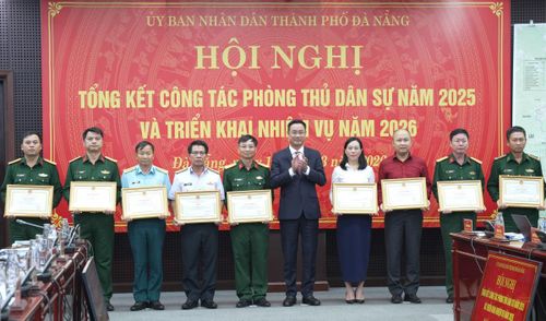 Ủy viên Trung ương Đảng, Bí thư Thành ủy Lê Ngọc Quang tặng Bằng khen cho các tập thể, cá nhân có thành tích xuất sắc trong công tác hỗ trợ, khắc phục hậu quả thiên tai năm 2025.