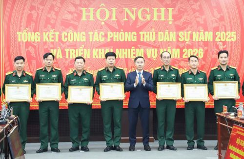 Chủ tịch UBND thành phố Phạm Đức Ấn (thứ 4, bên phải sang) trao Bằng khen cho các tập thể.