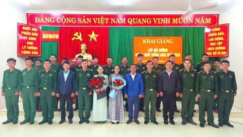 CBCS tham dự lớp bồi dưỡng chụp ảnh lưu niệm với báo cáo viên.