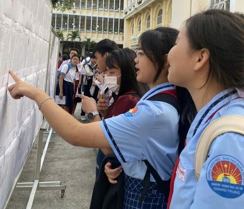 Thí sinh xem danh sách phòng thi tại điểm thi THCS-THPT Trần Đại Nghĩa