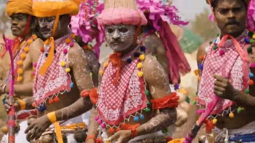  Tên gọi gắn với cung tên. Từ “Bhil” bắt nguồn từ một từ trong ngôn ngữ Dravidian có nghĩa là “cây cung”, phản ánh truyền thống săn bắn và kỹ năng bắn cung điêu luyện của họ. Ảnh: ytimg.com.