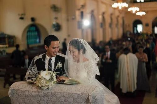 Không chỉ được biết đến là “ngọc nữ màn ảnh”, Tăng Thanh Hà còn khiến nhiều người ngưỡng mộ khi trở thành “nàng dâu hào môn” nhưng vẫn giữ lối sống giản dị. Trong khi đó, Louis Nguyễn được nhận xét là người chồng tâm lý, thường xuyên thể hiện sự trân trọng và biết ơn dành cho vợ.