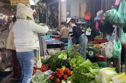 Giá một số mặt hàng ở chợ dân sinh có xu hướng tăng nhẹ.