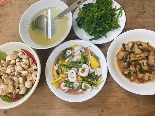 Thay vì ăn ngoài, chị Vy điều chỉnh thực đơn trong các bữa ăn gia đình.
