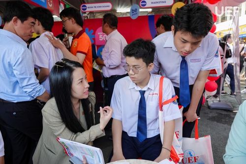 Học sinh tìm hiểu thông tin tuyển sinh năm 2026 của Trường Đại học Kinh tế - Tài chính TPHCM. Ảnh: UEF