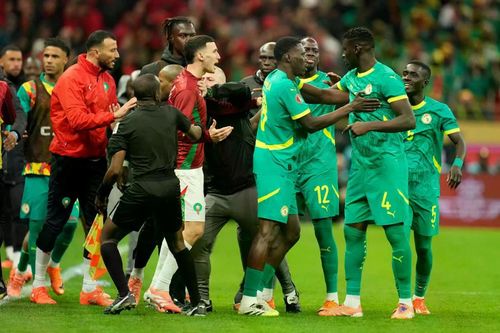 Cuộc so tài giữa Morocco và Senegal diễn ra trong cảnh tượng hỗn loạn.