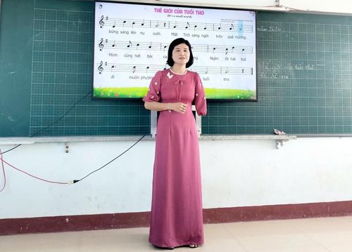 Mất một tay, nhưng cô Trần Thị Bá Tiền không dừng việc lên lớp dạy cho trò những lời ca, tiếng hát.