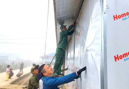 Bộ đội Biên phòng phối hợp với địa phương giúp dân khắc phục hậu quả mưa đá gây ra.