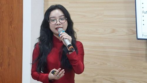 ThS Phạm Thị Xuân Trúc, Giảng viên Trường Đại học Công nghệ Đồng Nai với bài trình bày về tích hợp CRM và LMS cho tuyển sinh và quản lý tại các trung tâm tiếng Anh - một mô hình chuyển đổi số thực tiễn.