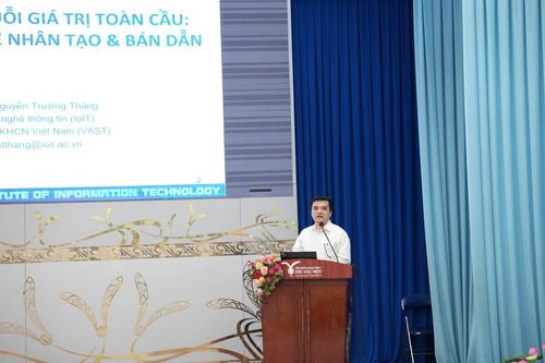 PGS.TS Nguyễn Trường Thắng, Viện trưởng Viện Công nghệ Thông tin trình bày tham luận tại hội thảo.