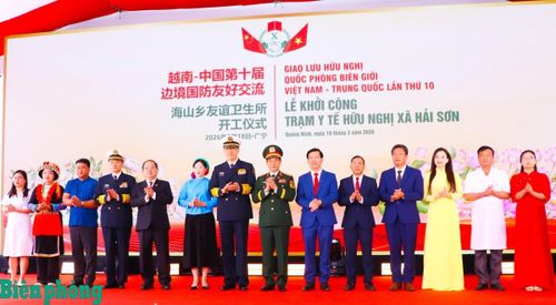 Các đại biểu chụp ảnh lưu niệm. Ảnh: Chiến Khu