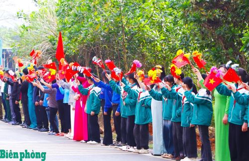 Người dân và học sinh xã Hải Sơn chào đón Đoàn đại biểu Bộ Quốc phòng hai nước Việt Nam-Trung Quốc. Ảnh: Chiến Khu