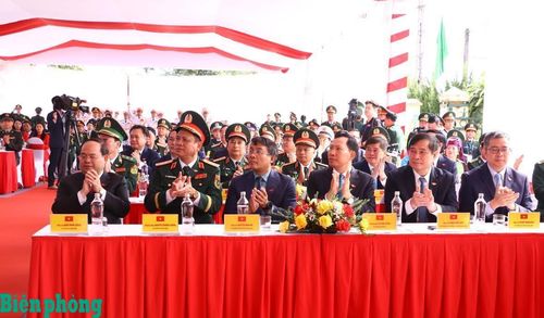 Đoàn đại biểu Bộ Quốc phòng cùng các đại biểu Việt Nam dự Lễ khởi công. Ảnh: Chiến Khu