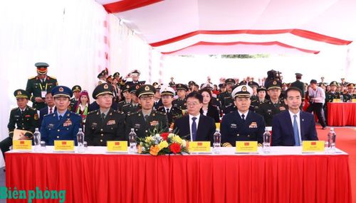 Đoàn đại biểu Bộ Quốc phòng cùng các đại biểu Trung Quốc dự Lễ khởi công. Ảnh: Chiến Khu