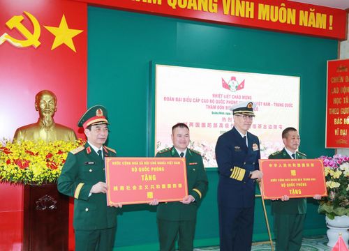 Đại tướng Phan Văn Giang và Thượng tướng Đổng Quân trao quà của Bộ Quốc phòng hai nước tặng Đồn Biên phòng Trà Cổ (Bộ đội Biên phòng tỉnh Quảng Ninh).