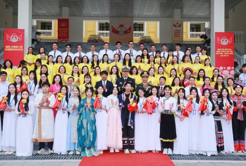 Đại tướng Phan Văn Giang và Thượng tướng Đổng Quân tới thăm Trường THPT Trần Phú ở tỉnh Quảng Ninh.