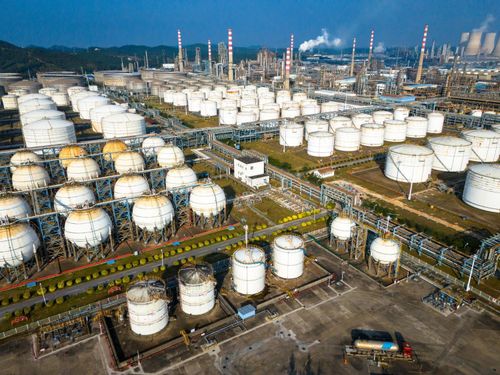  Một tổ hợp lọc hóa dầu tại Trung Quốc - nơi các “ông lớn” như Sinopec buộc phải cắt giảm sản lượng chế biến để ứng phó với nguồn cung dầu thô từ Trung Đông bị thắt chặt. 