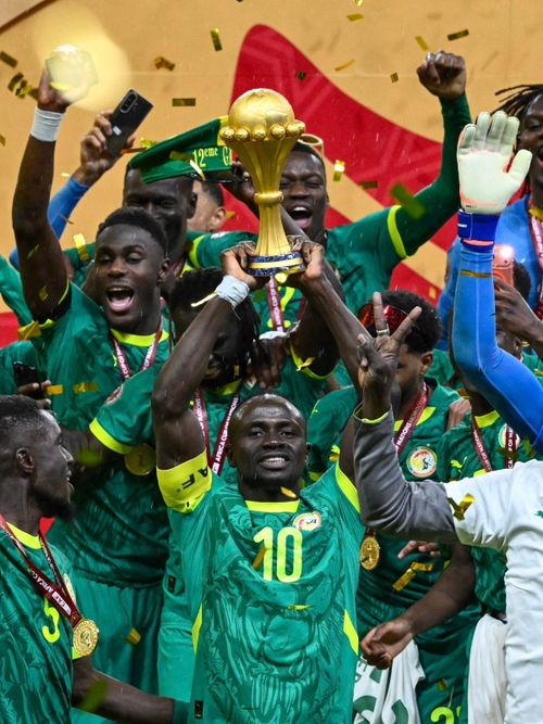 Đội trưởng Mane nâng cao chiếc cúp vô địch AFCON - Ảnh: FIFA