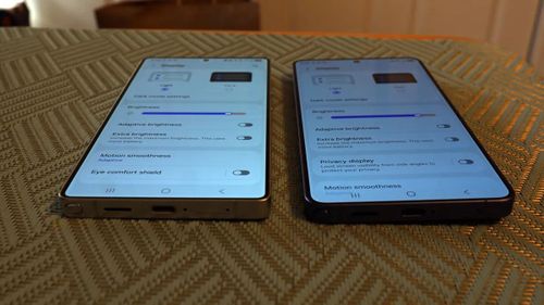 Màn hình Galaxy S25 Ultra (bên trái) đặt cạnh Galaxy S26 Ultra khi nhìn ở góc nghiêng. Ảnh: Future