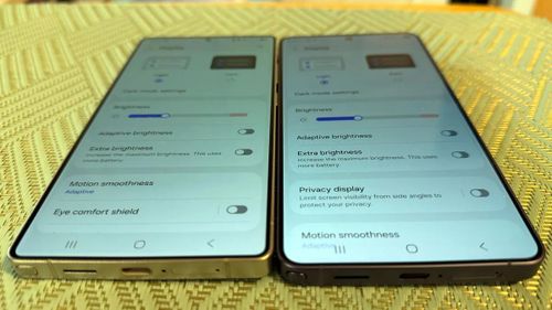 Galaxy S25 Ultra (bên trái) và Galaxy S26 Ultra ở bên phải. Độ sáng được đặt ở mức dưới một nửa. Ở mức này, S26 Ultra có thể sáng hơn ở góc nhìn nghiêng. (Nguồn ảnh: Lance Ulanoff / Future)