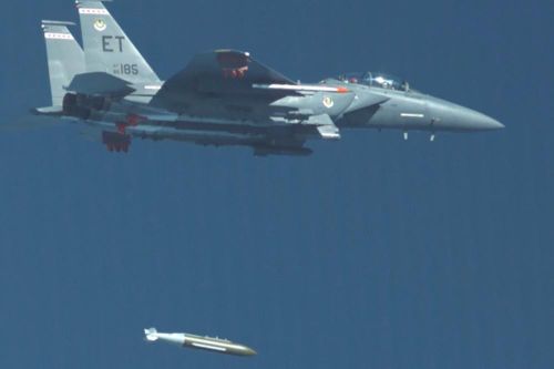 Tiêm kích F-15 của Mỹ thả bom GBU-72 trong cuộc thử nghiệm vào năm 2021. Ảnh: Không quân Mỹ