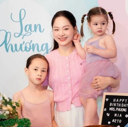 Lan Phương bên hai con gái Lina và Mia trong tiệc sinh nhật tại quán kid cafe do cô làm chủ.