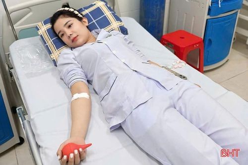 Nữ điều dưỡng Nguyễn Thị Diệu Thúy hiến máu phục vụ cấp cứu bệnh nhân.