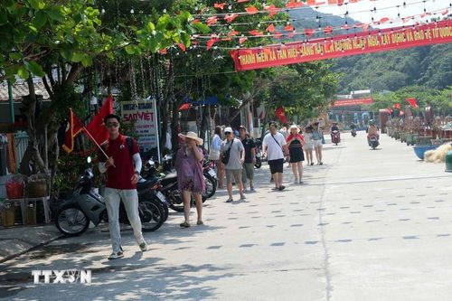 Du khách tham quan đảo Cù Lao Chàm, thành phố Đà Nẵng. (Ảnh: Đỗ Trưởng/TTXVN)