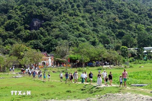 Du khách đến tham quan ngôi chùa cổ Hải Tạng trên đảo Cù Lao Chàm (xã Tân Hiệp, thành phố Đà Nẵng). (Ảnh: Đỗ Trưởng/TTXVN)