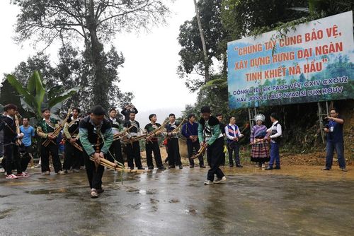 Múa khèn - nét văn hóa người Mông được tái hiện tại lễ cúng rừng. (Ảnh: Tuấn Anh/TTXVN)