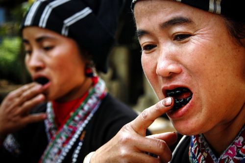 Tác phẩm: Người phụ nữ dân tộc Lự (tỉnh Lai Châu) vẫn lưu giữ phong tục nhuộm răng đen truyền thống, nét đẹp văn hóa lâu đời thể hiện quan niệm thẩm mỹ và bản sắc độc đáo của cộng đồng mình. Ảnh: Lê Văn Minh/TTXVN