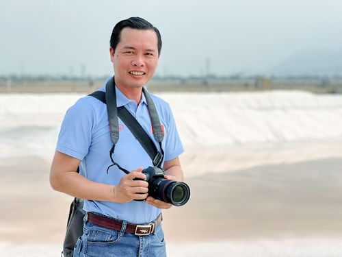 Nhà báo Lê Văn Minh, Trưởng đại diện Báo ảnh Việt Nam tại TP Hồ Chí Minh.