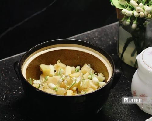 Người mua hoa không chỉ để cắm trong nhà, mà còn để ướp trà, ướp mía hay đơn giản là để trong góc phòng, để hương thơm thanh khiết lan tỏa khắp không gian.
