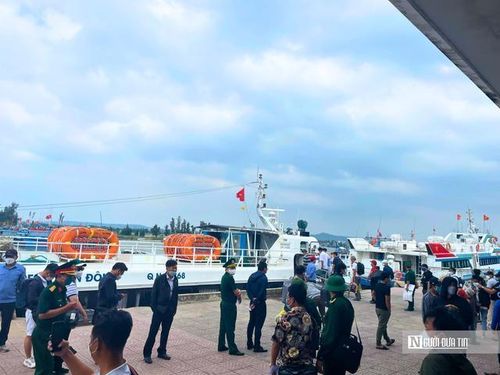 Người dân, du khách mong giá vé sớm được điều chỉnh.