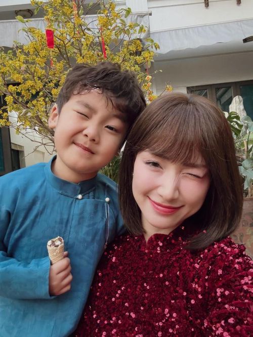Cách nuôi dạy, chăm sóc con của Hòa Minzy thường nhận được phản hồi tích cực từ phía khán giả. Ảnh: FBNV
