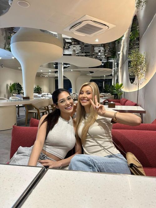 Yolina và Chelsea đều nở nụ cười rạng rỡ khi chụp hình. Ảnh: FBNV
