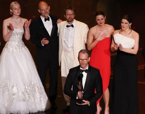 Ê kíp Sentimental Value tại lễ trao giải Oscar 2026. Ảnh: Getty Images